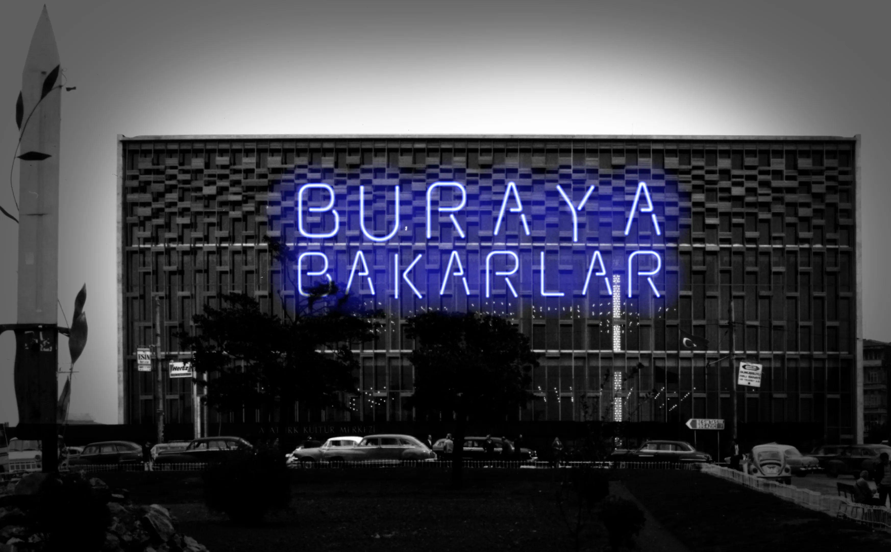 AKM cephesinde Buraya Bakarlar neon yazısı — 140journos