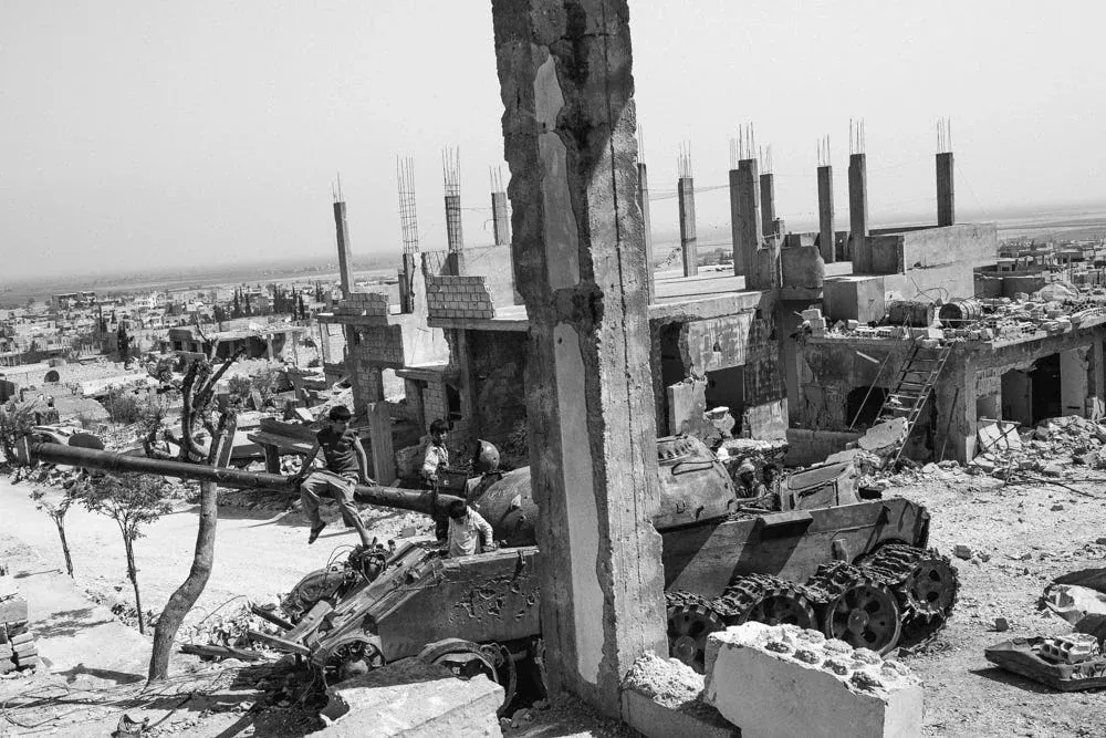 (1) Kobane, Suriye. Ülkelerini terk etmeyenler savaşın içinde kendilerine bir yaşam kurmak zorunda. Tanklarla 