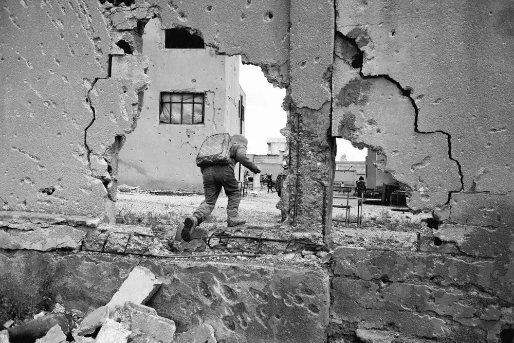 (1) Kobane, Suriye. Ülkelerini terk etmeyenler savaşın içinde kendilerine bir yaşam kurmak zorunda. Tanklarla 