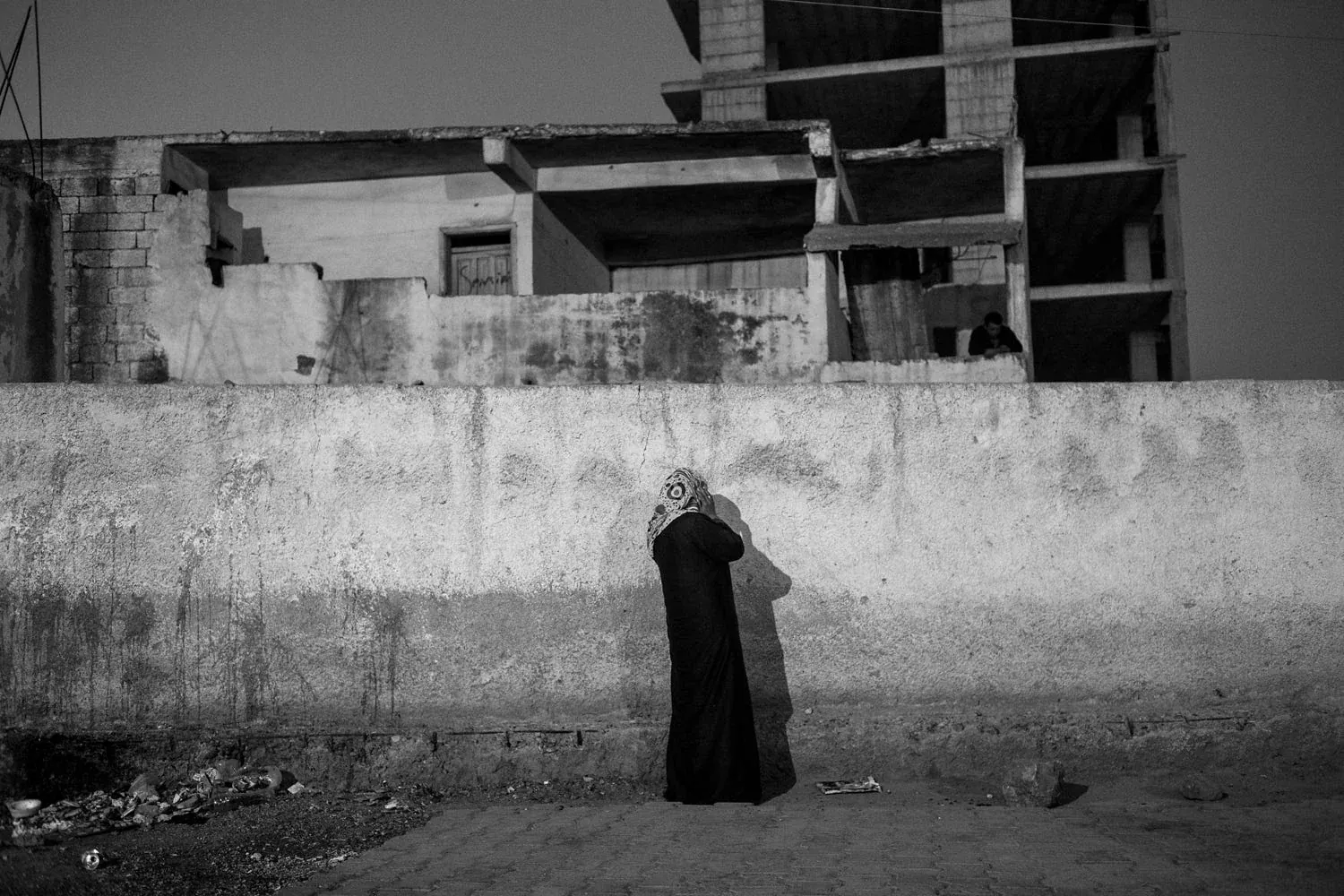 Şanlıurfa, Türkiye. Sınırın öbür tarafındaki akrabalarına telefonla ulaşmaya çalışan mülteci bir kadın. (Fotoğ